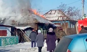 Ревнивец сжег дом с семью жильцами внутри в Минусинске