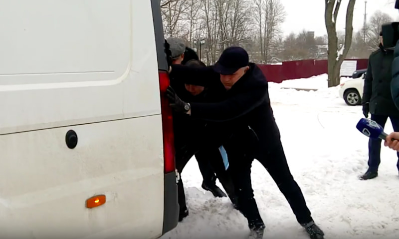 Губернатору Ленинградской области пришлось толкать 