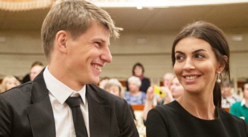 Андрей Аршавин заступился за ревнивицу-жену, обещавшую отрезать пальцы сопернице Андрей Аршавин заступился за ревнивицу-жену, обещавшую отрезать пальцы сопернице