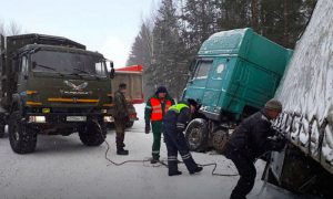 Замерзающего дальнобойщика спасли иркутские полицейские