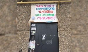 Соседи украсили подъезд олимпийской чемпионки Загитовой
