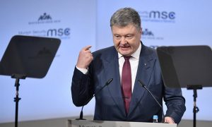 Порошенко призвал запретить российский флаг во всем мире