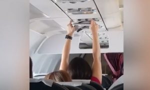 Без комплексов: женщина просушила трусы под кондиционером в самолёте
