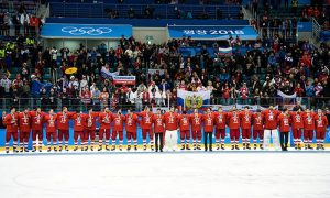 Российские хоккеисты спели гимн РФ во время награждения на ОИ-2018