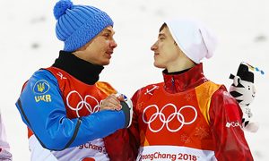 Спорт победил политику: русский и украинец обнимаются на пьедестале