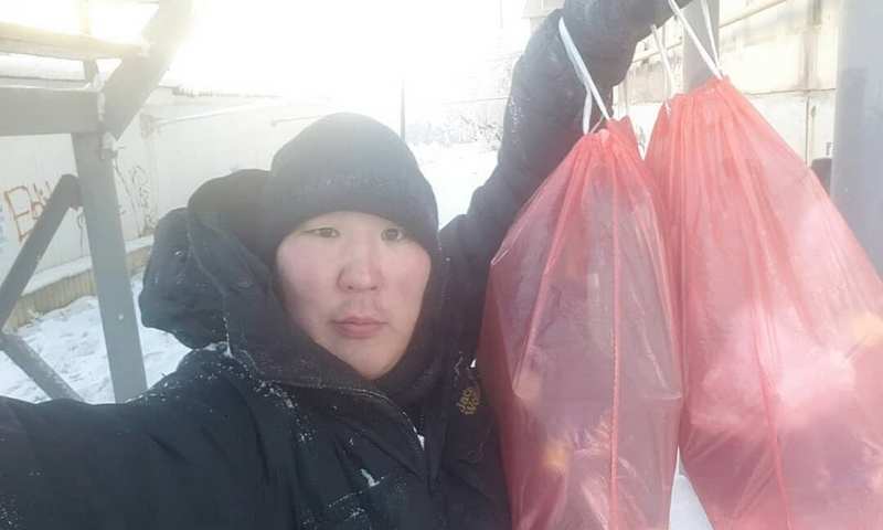 Доброволец в Якутии собирает мусор на улицах и помогает многодетным семьям 