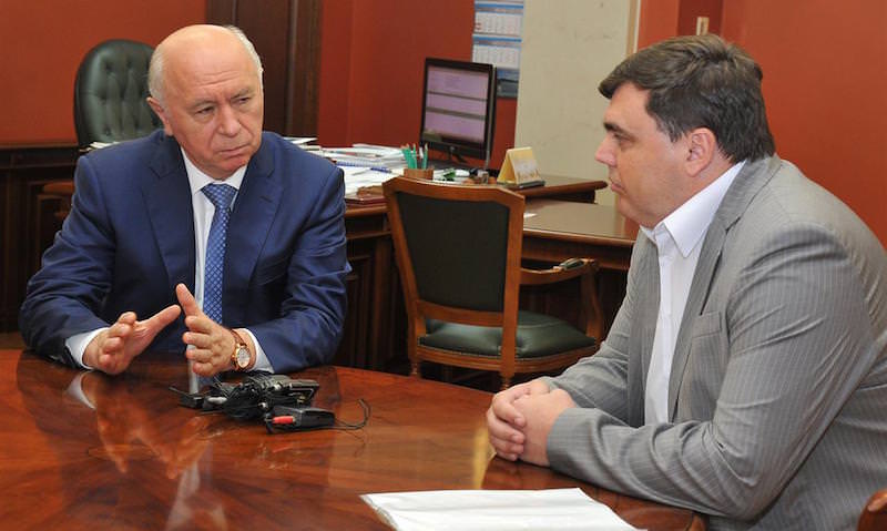 Губернатор Николай Меркушкин обсуждает с новым гендиректором "Родника" будущее водочного комбината в Самаре (2016 год)