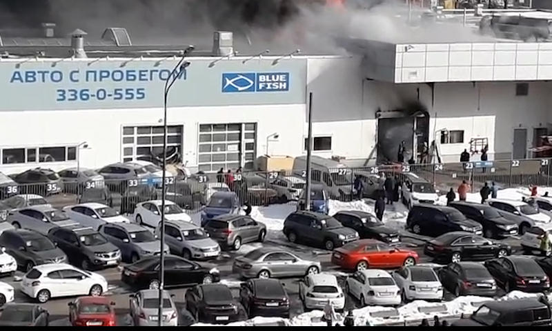 В Петербурге горит крупный автосалон 
