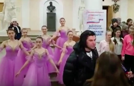 Цискаридзе пришел на выборы в окружении юных балерин 
