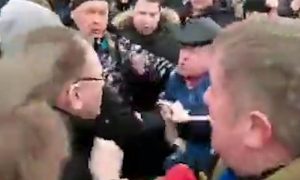 Губернатора Московской области атаковала разъяренная толпа