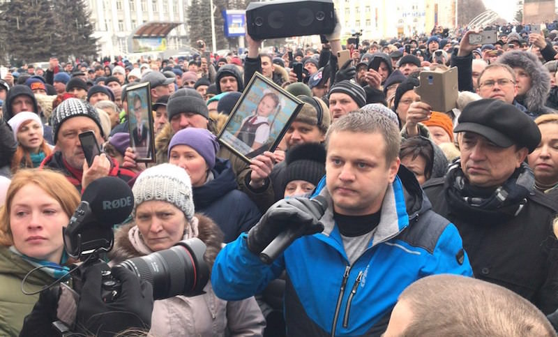 Тысячи людей требуют отставки Амана Тулеева в Кемерове Тысячи людей требуют отставки Амана Тулеева в Кемерове