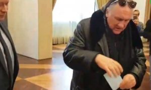 Россиянин Депардье выполнил гражданский долг - проголосовал за президента в Париже