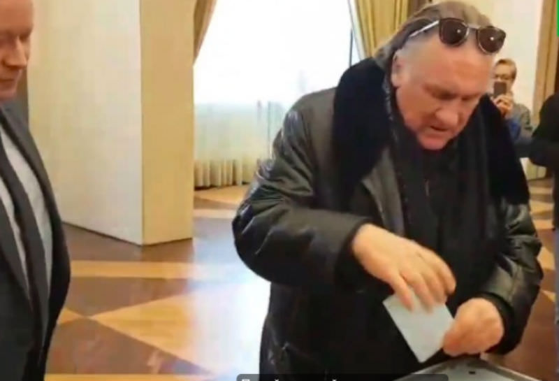 Россиянин Депардье выполнил гражданский долг - проголосовал за президента в Париже 