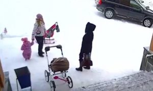 В Заполярье 1,5-годовалая девочка спасла мать от обрушения снега