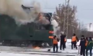 В Уфе железнодорожники снегом потушили горящий электропоезд