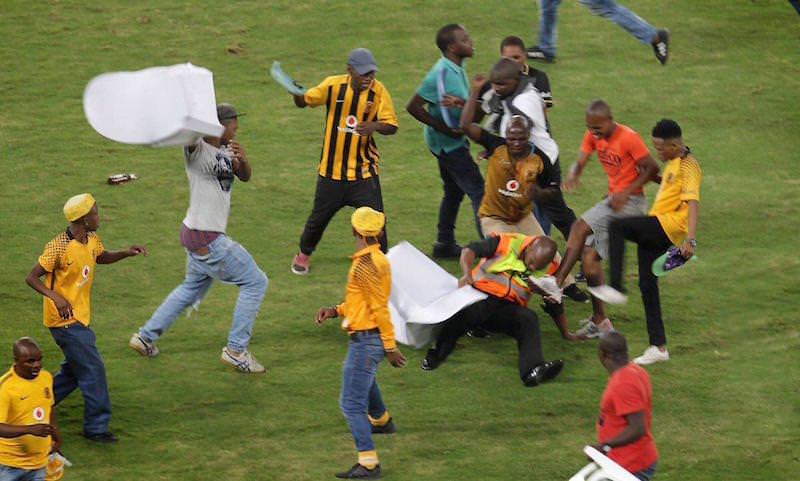 Толпа беснующихся фанатов в ЮАР помчалась на поле бить футболистов 