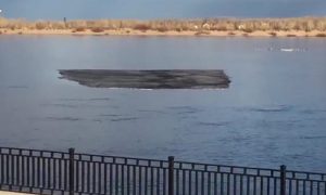 Последний кусок асфальта сбегает из Волгограда по реке