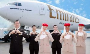 Авиакомпания Emirates забирает багаж из дома пассажиров