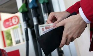 Чиновники рассказали россиянам, почему взлетели цены на бензин