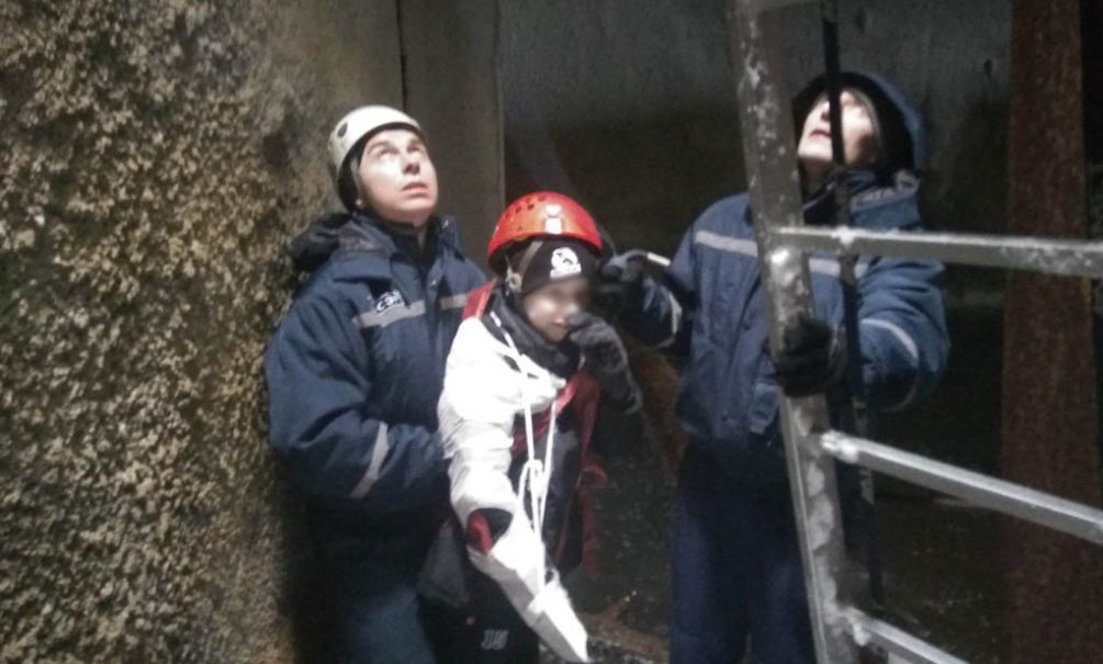 Спасатели вытащили упавшего в таинственный бункер мальчика 