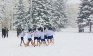 Девушек в мини-юбках выгнали в снегопад на репетицию парада