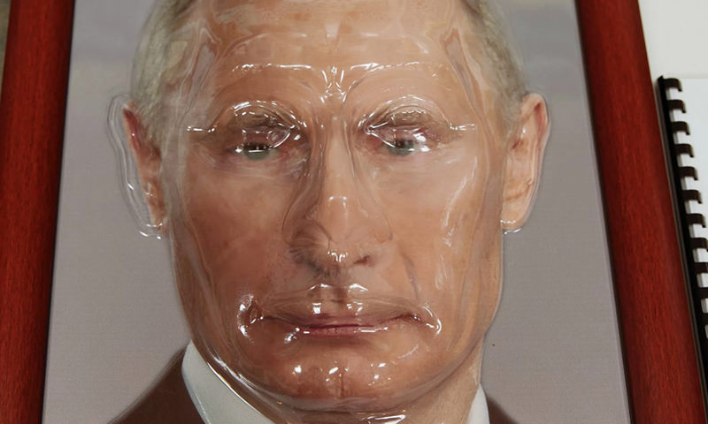 Единороссы подарили обществу слепых тактильный портрет Путина 
