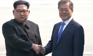 Лидеры КНДР и Южной Кореи пожали друг другу руки