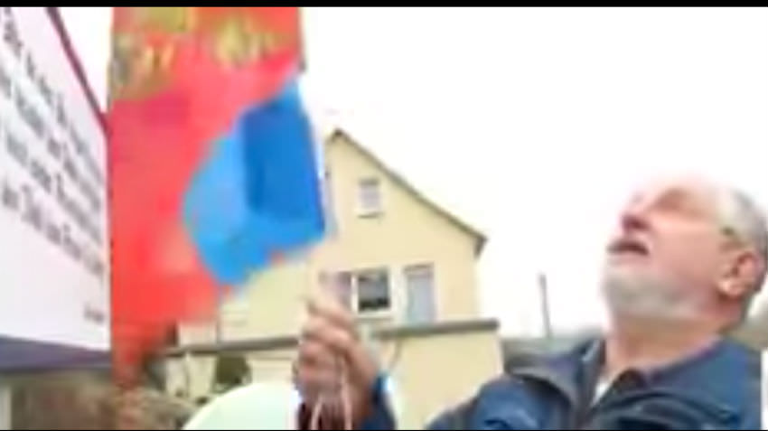 Немец повесил флаг России, протестуя против обвинений в 