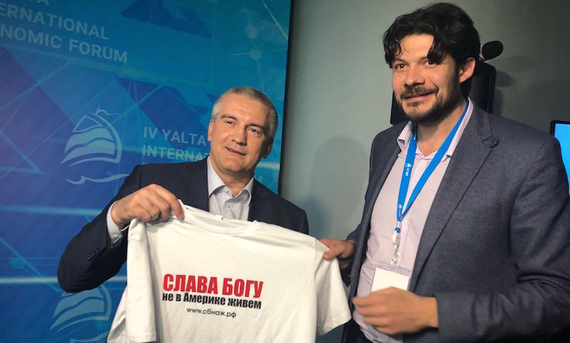 Сергей Аксенов поддержал идею Арт-проекта «СЛАВА БОГУ не в Америке живем!» Сергей Аксенов поддержал идею Арт-проекта «СЛАВА БОГУ не в Америке живем!»