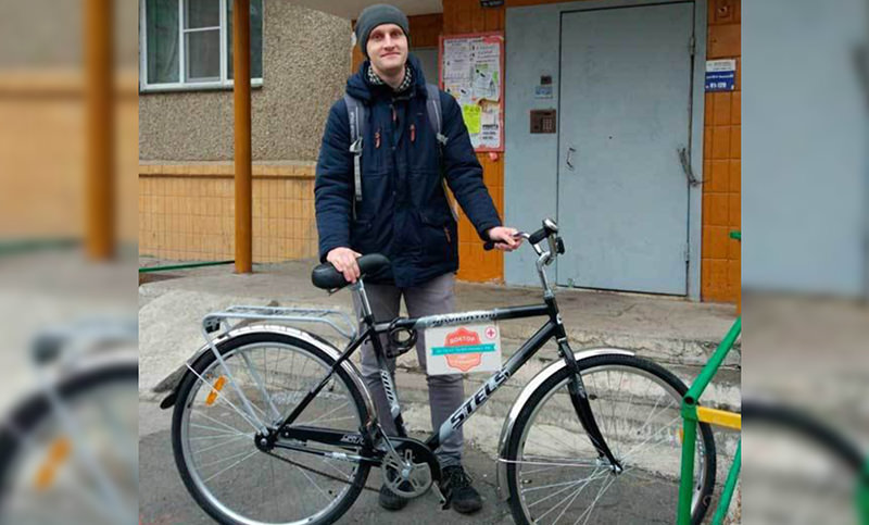 Челябинская поликлиника выделила педиатру велосипед, чтобы он ездил на вызовы 
