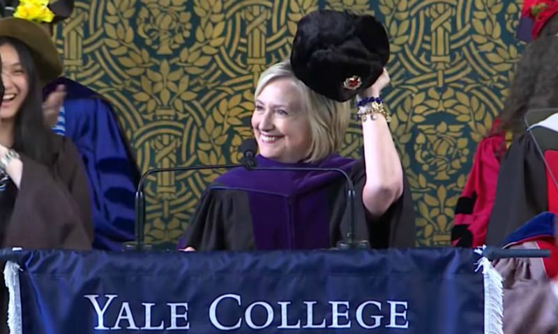 Хиллари Клинтон пришла к студентам с советской шапкой-ушанкой 
