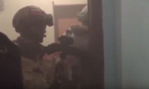 На видео был снят штурм квартиры расстрелявшего троих полицейских мужчины