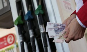 Средняя розничная цена на бензин в РФ превысила 41 рубль