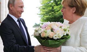 Разгадан тайный смысл букета, который Путин вручил Меркель