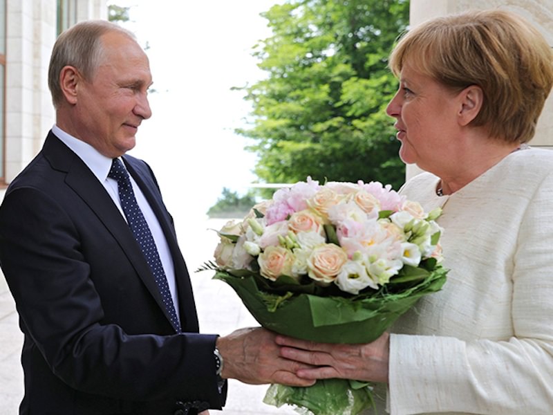 Разгадан тайный смысл букета, который Путин вручил Меркель 