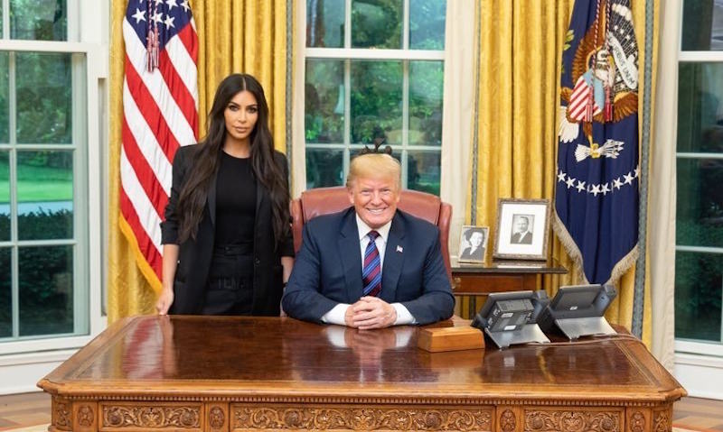 Трамп встретился с Ким Кардашьян поговорить о тюрьме Трамп встретился с Ким Кардашьян поговорить о тюрьме