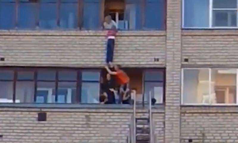 Разбился с балкона. Спас ребенка на балконе.
