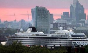 Пассажиры круизного лайнера проигнорировали потоп и продолжили выпивать