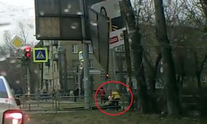 Упавший рекламный щит  чуть не убил женщину  с ребенком в Челябинске