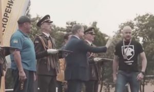 Не достоин: ветеран нацбатальона отказался пожимать руку Порошенко