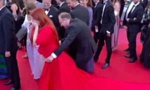 Русская модель plus-size потеряла юбку на красной дорожке в Каннах