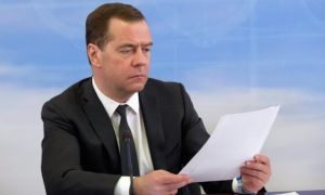 Медведев пообещал пожилым россиянам сохранение рабочих мест