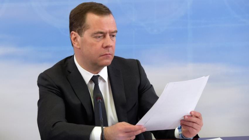Медведев пообещал пожилым россиянам сохранение рабочих мест 