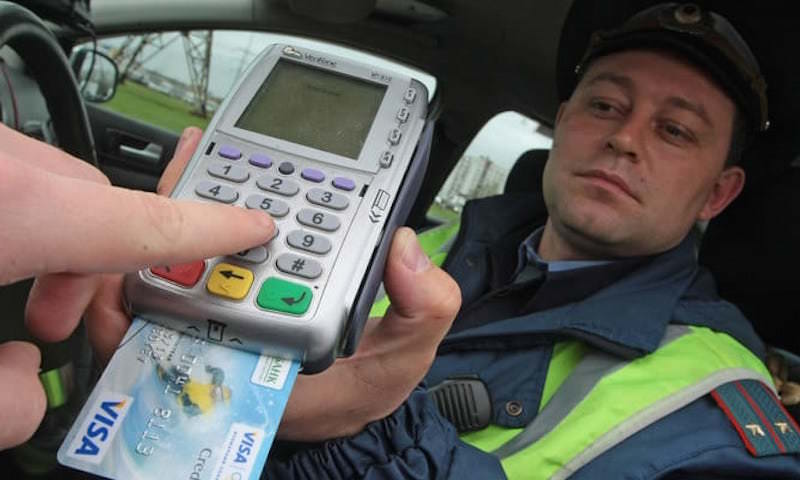 Правительство хочет автоматом списывать штрафы с банковских карт водителей 