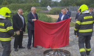 Гигантские красные трусы сжег президент Чехии