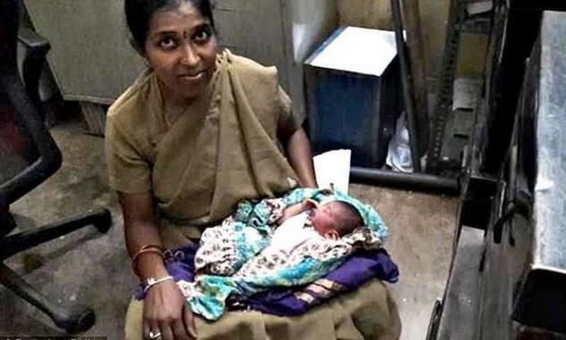 Сотрудница полиции спасла брошенного на свалке младенца, накормив его грудью 