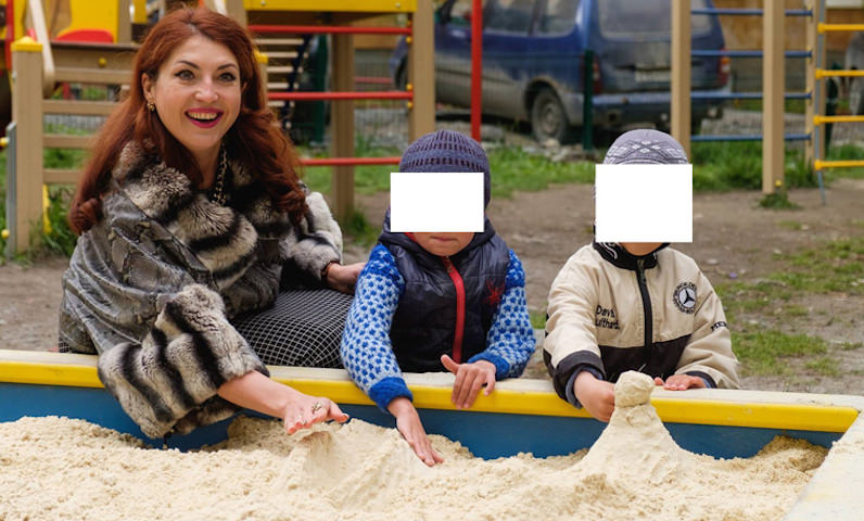Депутат-единоросс одела шиншилловую шубу для фотосессии в песочнице 