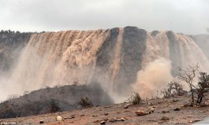 Наводнение в пустыне: на Оман обрушился шторм