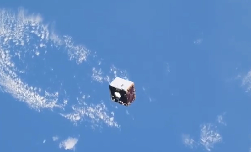 Космонавт на МКС снял пролетающий мимо спутник 