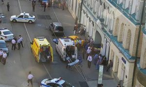 Таксист сбил мексиканских болельщиков в центре Москвы